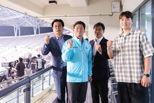 9-2. 이상일 용인특례시장이 7일 열린 동아시안컵 대한민국과 중국의 남자 축구 국가대표 경기에서 용인미르스타디움의 시설을 점검하고 용인FC(가칭) 운영 방안을 논의했다..jpg