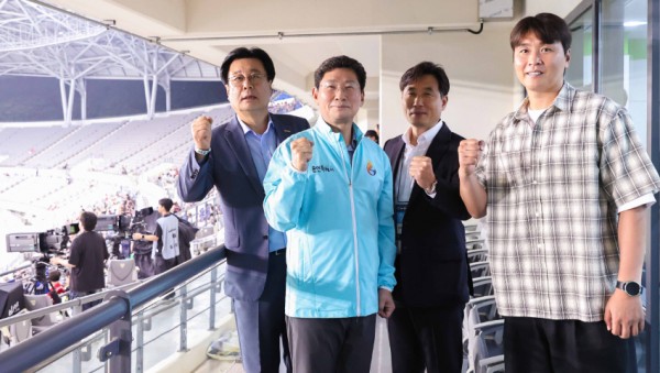 9-2. 이상일 용인특례시장이 7일 열린 동아시안컵 대한민국과 중국의 남자 축구 국가대표 경기에서 용인미르스타디움의 시설을 점검하고 용인FC(가칭) 운영 방안을 논의했다..jpg