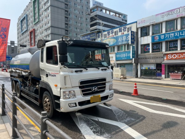 6. 운행 중인 살수차 모습.jpg