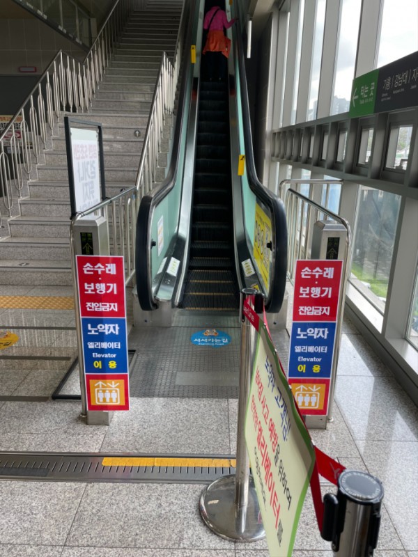 1-1. 용인특례시는 7월 중 용인경전철 안전시설 보강 사업을 추진한다. 해당 사진은 용인경전철 내부 승강설비 이용 안내 표지.jpg