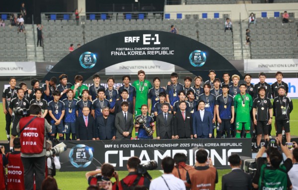 11-2. 15일 용인미르스타디움에서 이상일 시장이 정몽규 회장, 박항서 KFA 부회장 등과 E-1 챔피언십 우승팀과 기념사진을 촬영하고 있다..jpg