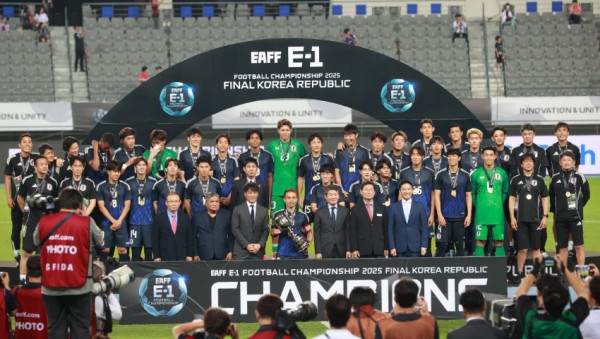 11-2. 15일 용인미르스타디움에서 이상일 시장이 정몽규 회장, 박항서 KFA 부회장 등과 E-1 챔피언십 우승팀과 기념사진을 촬영하고 있다..jpg