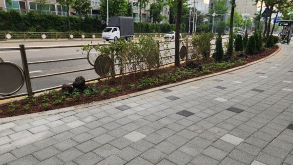 2-1. 용인특례시는 수지구 동천동 908번지 일원 완충녹지 산책로 정비를 완료했다.jpeg