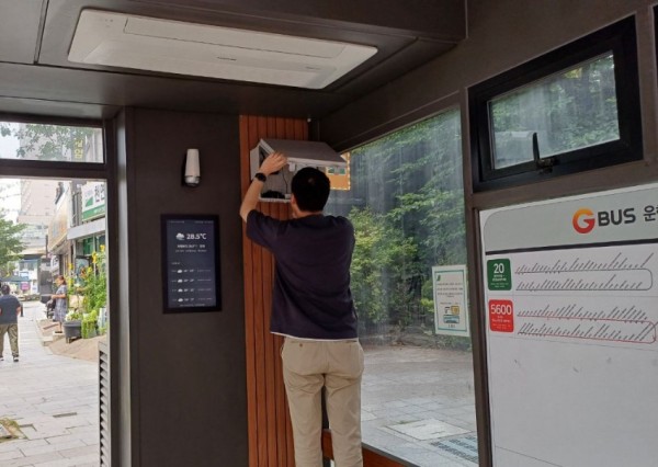 4. 버스승강장 냉방시설을 점검하는 모습.jpg