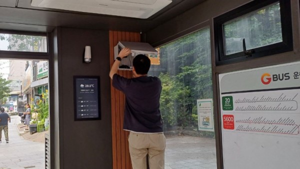 4. 버스승강장 냉방시설을 점검하는 모습.jpg
