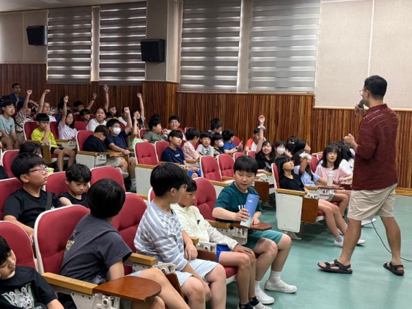 (20250721) 용인교육지원청 보도자료(용인 삼가초, 김상근 작가와의 특별한 만남) 사진2.jpg