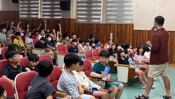 (20250721) 용인교육지원청 보도자료(용인 삼가초, 김상근 작가와의 특별한 만남) 사진2.jpg