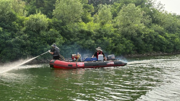 3-1. 기흥호수 녹조제거 활동 모습.jpeg