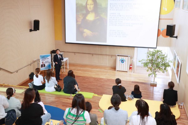 10-2. 22일 고진초에서 이상일 시장이 특강을 하고 있다..jpeg