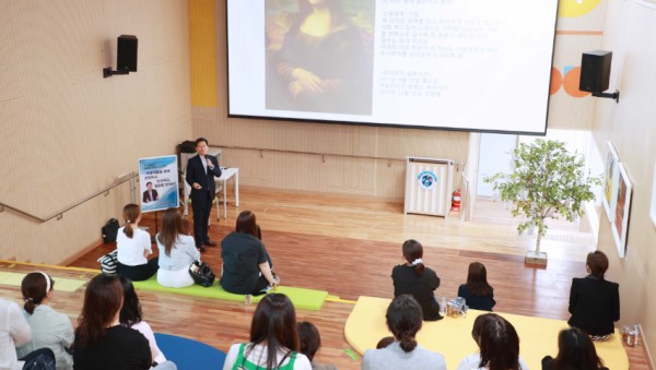 10-2. 22일 고진초에서 이상일 시장이 특강을 하고 있다..jpeg