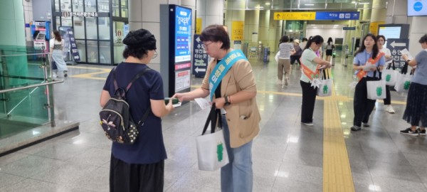 6-1. 용인특례시 기흥구가 23일 기흥역에서 식중독 예방 캠페인을 진행했다..jpg