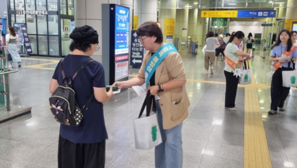 6-1. 용인특례시 기흥구가 23일 기흥역에서 식중독 예방 캠페인을 진행했다..jpg