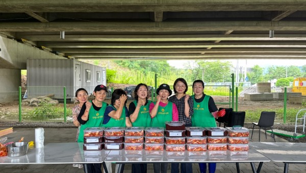 5-2. 영덕2동 여름김치 나눔활동.jpg