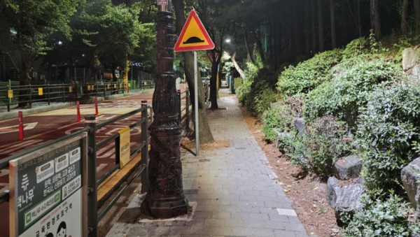 3-1. 용인특례시 수지구 현암초 인근 LED 가로등 교체 모습.jpg