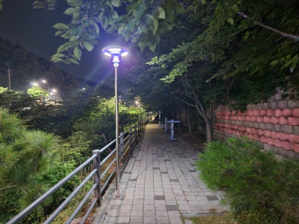 4-2. 용인특례시 수지구 주요 하천변에 야간 환경 개선을 위한 태양광 포충기를 설치했다.jpeg