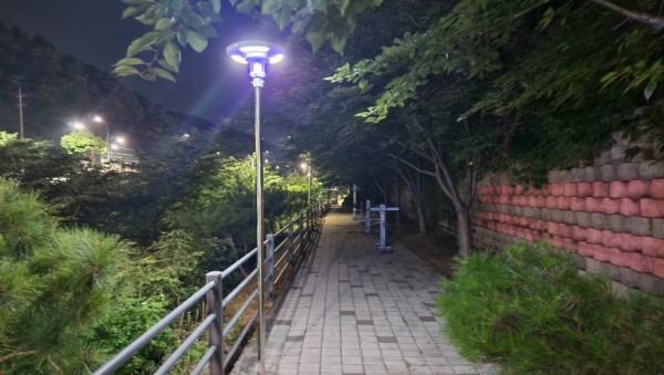 4-2. 용인특례시 수지구 주요 하천변에 야간 환경 개선을 위한 태양광 포충기를 설치했다.jpeg