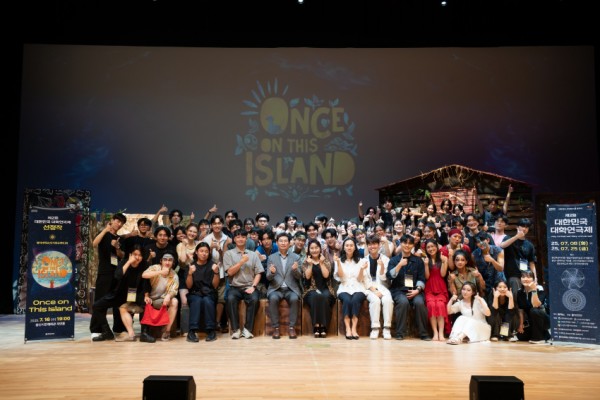 8. 이상일 용인특례시장은 대학연극제 경연 첫날인 16일 용인문예회관 처인홀에서 진행된 명지대학교팀의 ‘Once on This Island’ 공연을 관람했다.jpg