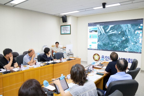 [사진 3] 용인반딧불이시민모임 관계자가 반딧불이 서식지에 대해 설명하고 있다.jpg