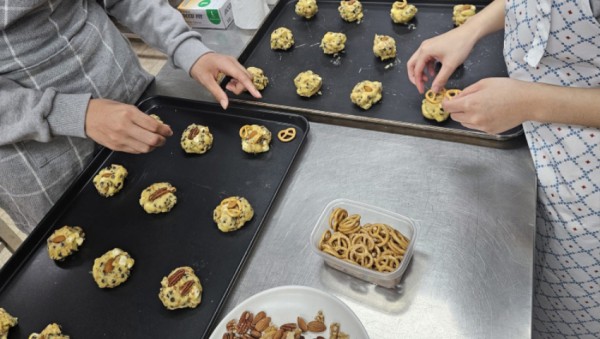 4. 용인특례시 평생학습관에서 지난해 운영한 장애인 특별과정 베이킹 프로그램 수강 모습.jpg