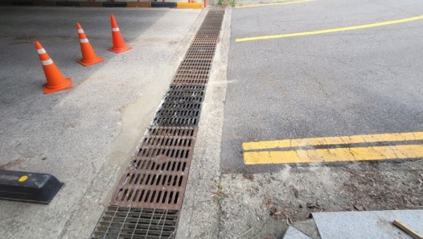 2. 용인특례시 수지레스피아 입구 통로박스 구간의 금속성 소음 발생 원인인 배수로 덮개 부분을 보수했다.jpg