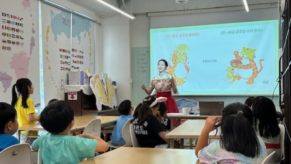 6. ‘도서관과 함께 책 읽기’ 프로그램 진행 모습.jpg