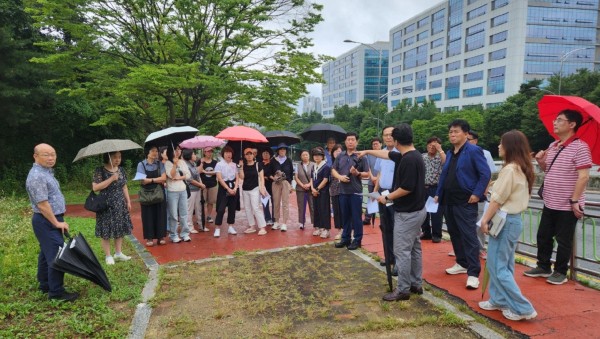 7. 기흥구 주민참여예산위원회 위원들이 6일 탄천자전거길 이용자(라이더) 쉼터 현장을 방문했다..jpg