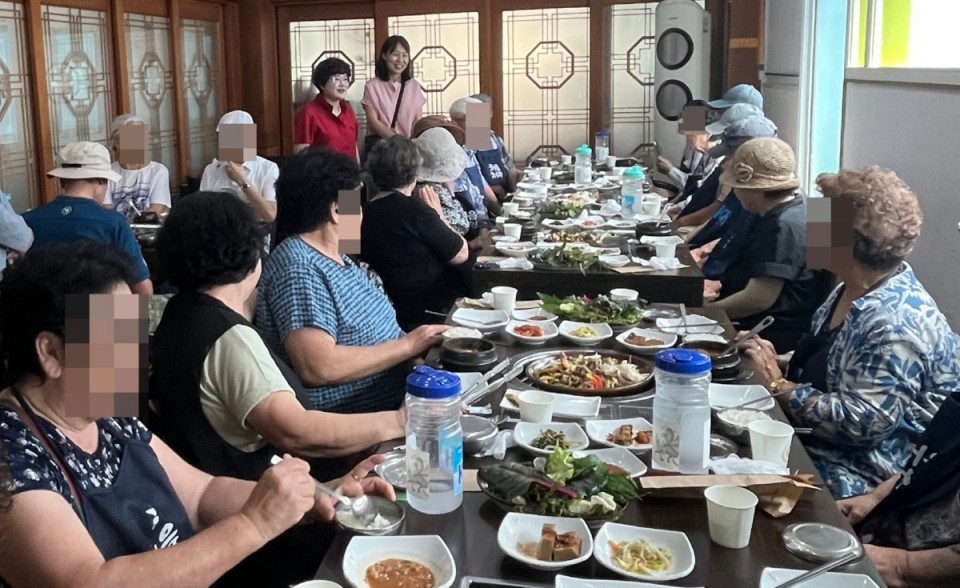 6-3. 마북동 지역사회보장협의체, 어르신 식사 대접.jpg