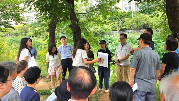 2-1. 용인특례시 수지구 주민참여예산위원회 위원들이 11일 고기2교 도로 개설 현장을 방문했다.jpg