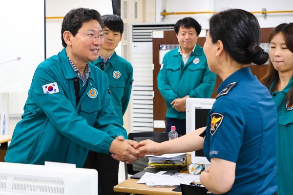 3-2. 19일 을지연습장에서 이상일 시장이 훈련 참가자들과 인사하고 있다.jpg