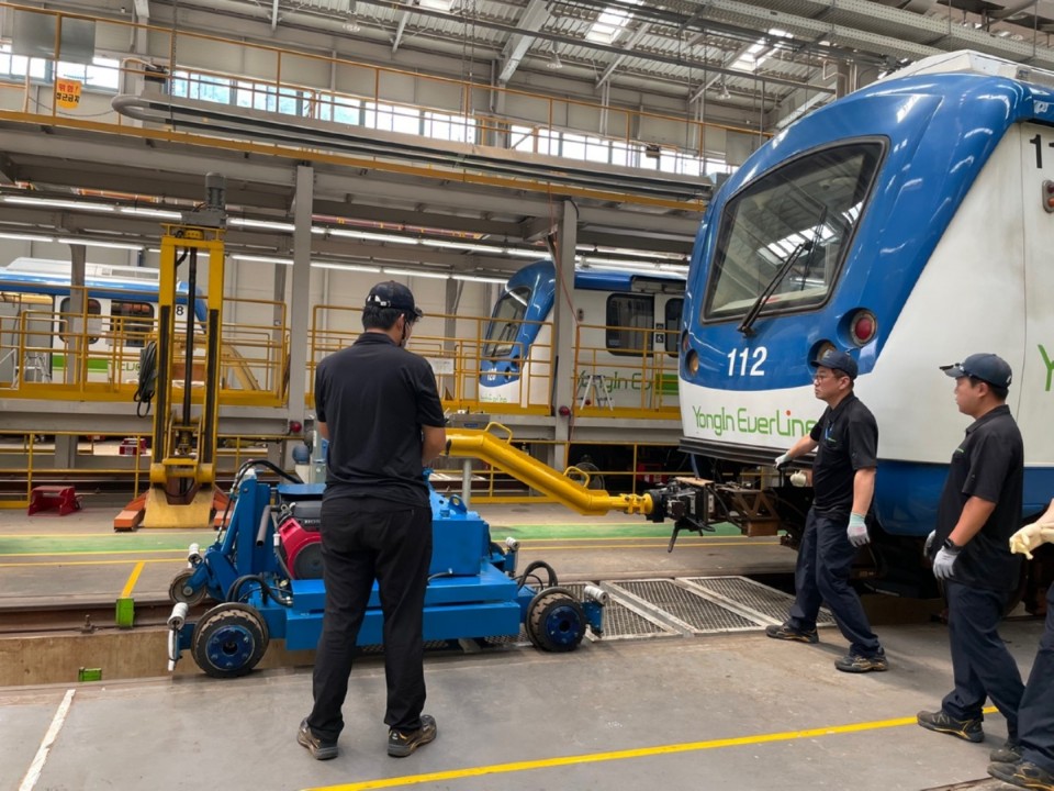2-1. 용인특례시와 한국철도기술연구원이 협력해 추진한 열차 자동운전용 핵심 통신장치 국산화 시험운전 준비 모습.jpg