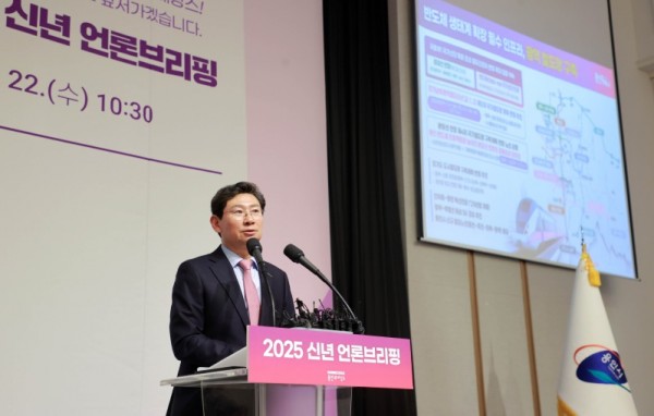 8. 올해 1월 22일 신년 언론브리핑에서 광역 철도망 구축 계획을 설명하고 있는 이상일 용인특례시장 (1).JPG