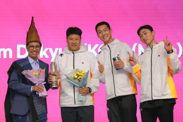 1. 용인특례시 직장운동경기부 육상팀 우상혁(오른쪽 두번째), 유규민(오른쪽 첫번째) 선수와 김도균(왼쪽 두번째)감독이 2025 구미 아시아육상경기 선수권대회에서 메달을 획득하고 기념촬영하고 있다.JPG