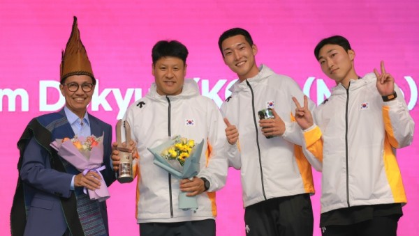 1. 용인특례시 직장운동경기부 육상팀 우상혁(오른쪽 두번째), 유규민(오른쪽 첫번째) 선수와 김도균(왼쪽 두번째)감독이 2025 구미 아시아육상경기 선수권대회에서 메달을 획득하고 기념촬영하고 있다.JPG