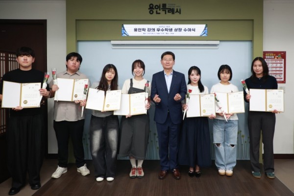 8-1. 이상일 용인특례시장이 27일 지역내 대학에 마련된 