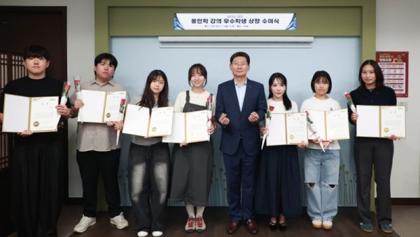 8-1. 이상일 용인특례시장이 27일 지역내 대학에 마련된 