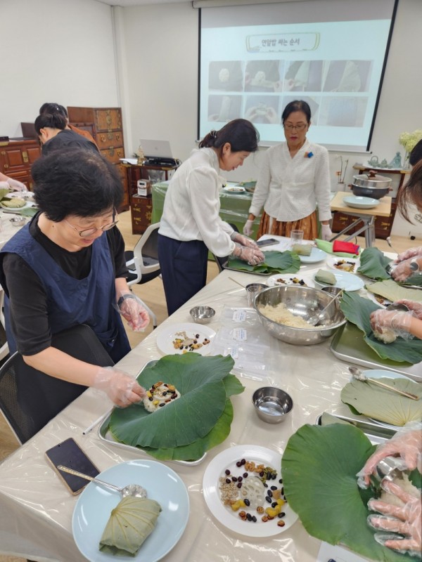 10-2. 용인특례시 예절교육관서 진행한 계절특강 연잎밥 만들기 모습.jpg