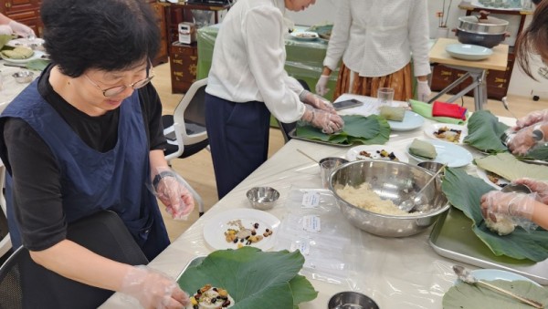 10-2. 용인특례시 예절교육관서 진행한 계절특강 연잎밥 만들기 모습.jpg