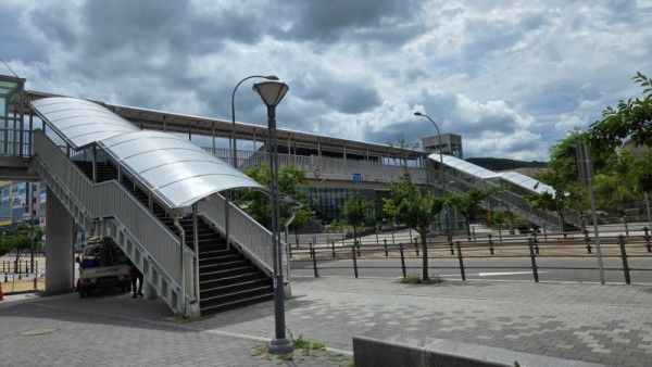 7. 덮개가 설치된 남사도서관 앞 보도육교.JPG