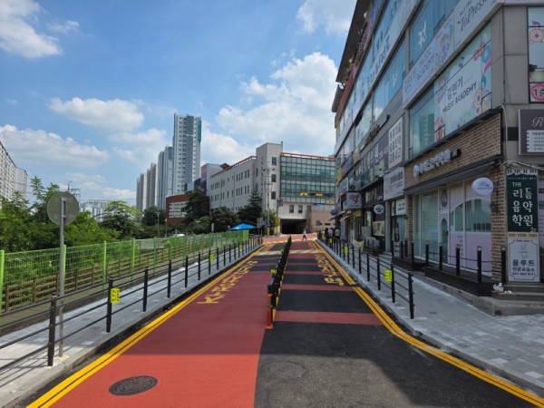 2-1. 용인특례시 수지구 효자초 노후 보도 재포장 사진.jpeg