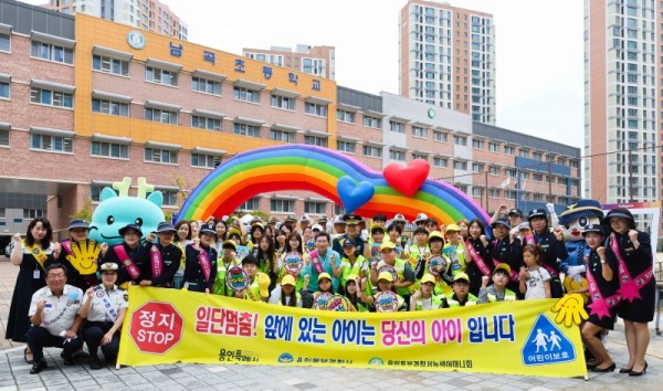 9-3. 이상일 용인특례시장이 9일 처인구 남사읍에 있는 남곡초등학교에서 교통안전 캠페인에 참여했다..jpg