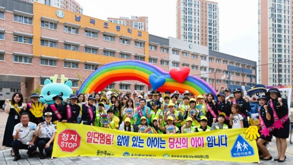 9-3. 이상일 용인특례시장이 9일 처인구 남사읍에 있는 남곡초등학교에서 교통안전 캠페인에 참여했다..jpg