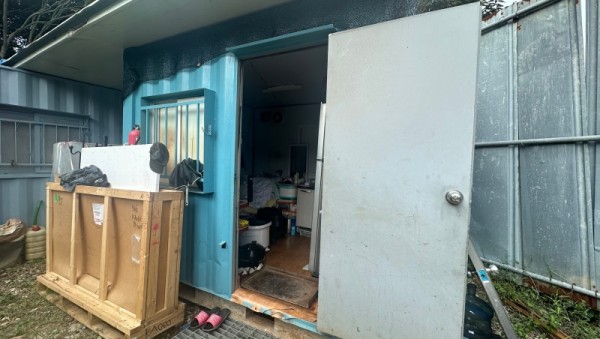 4-1. 이사 전 박씨가 거주하던 컨테이너.jpeg