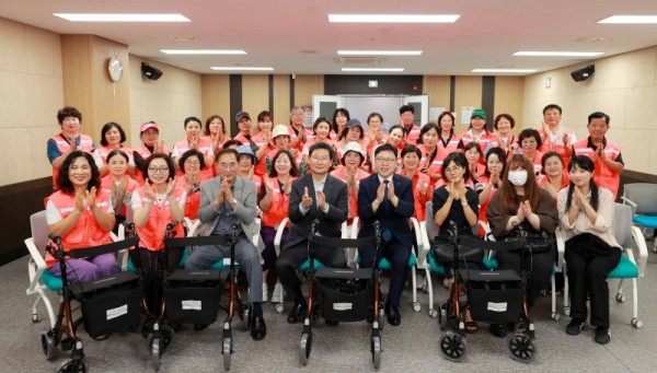 7-1. 10일 용인시약사회는 용인시자원봉사센터에 거동이 불편한 어르신을 위한 보행보조기구 60대를 기증했다.JPG