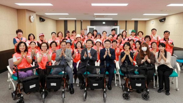 7-1. 10일 용인시약사회는 용인시자원봉사센터에 거동이 불편한 어르신을 위한 보행보조기구 60대를 기증했다.JPG