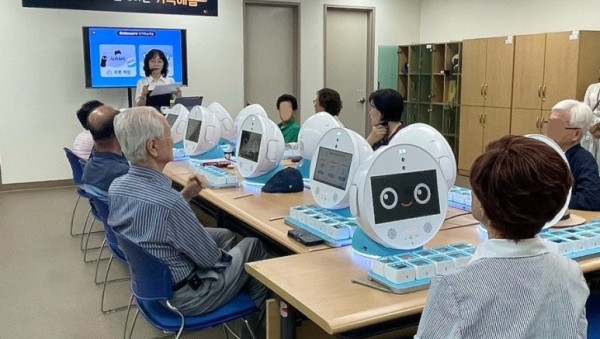 4. 용인특례시는 AI 로봇을 활용한 치매 예방 프로그램을 도입했다..jpg