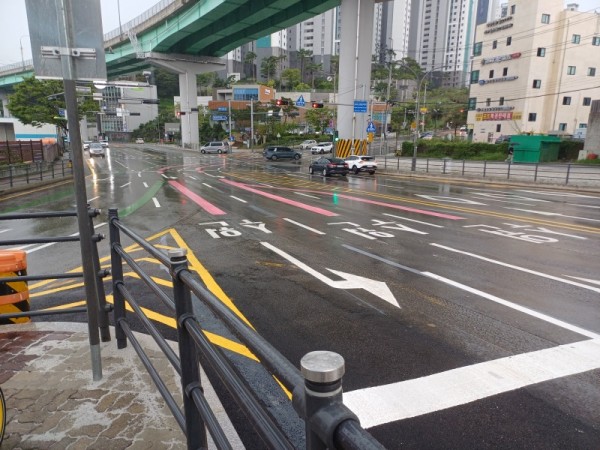 1-1. 용인특례시는 상습 정체구간 교통체계 개선을 위해 경희대삼거리에 좌회전 차로 추가 공사를 완료했다.jpg