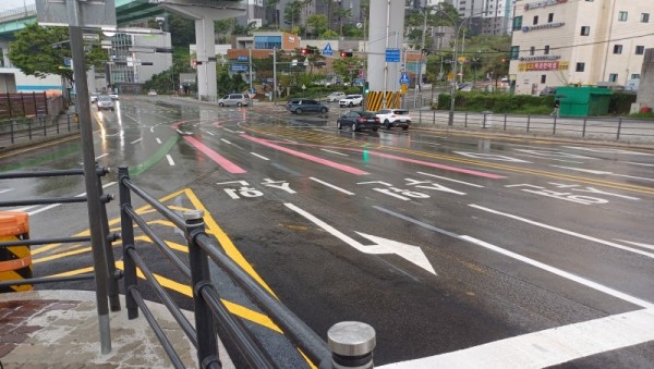 1-1. 용인특례시는 상습 정체구간 교통체계 개선을 위해 경희대삼거리에 좌회전 차로 추가 공사를 완료했다.jpg