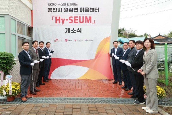 2-2. 이상일 용인특례시장은 19일 원삼면 이음센터에 새롭게 조성된 문화공간 플랫폼 ‘Hy-SEUM’ 개소식에 참석해 제막했다.jpg