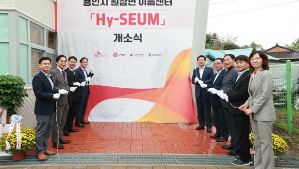 2-2. 이상일 용인특례시장은 19일 원삼면 이음센터에 새롭게 조성된 문화공간 플랫폼 ‘Hy-SEUM’ 개소식에 참석해 제막했다.jpg