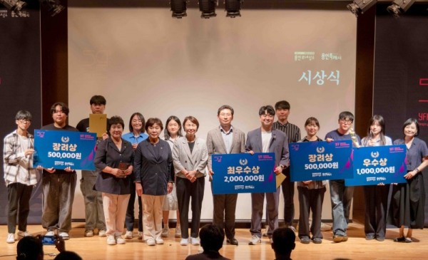 9-1. 22일 용인문화재단 이벤트홀에서 이상일 시장과 영화제 참석자들이 기념 사진을 촬영하고 있다.jpg